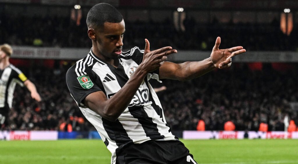 Alexander Isak celebrando un gol