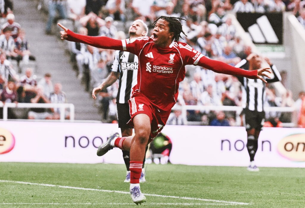 Ngumoha celebrando la victoria contra el Newcastle