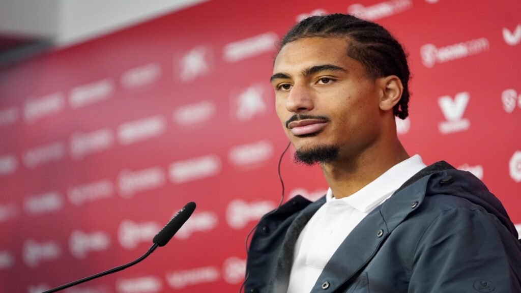 Badé en una rueda de prensa del Sevilla. /Vía: Sevilla FC