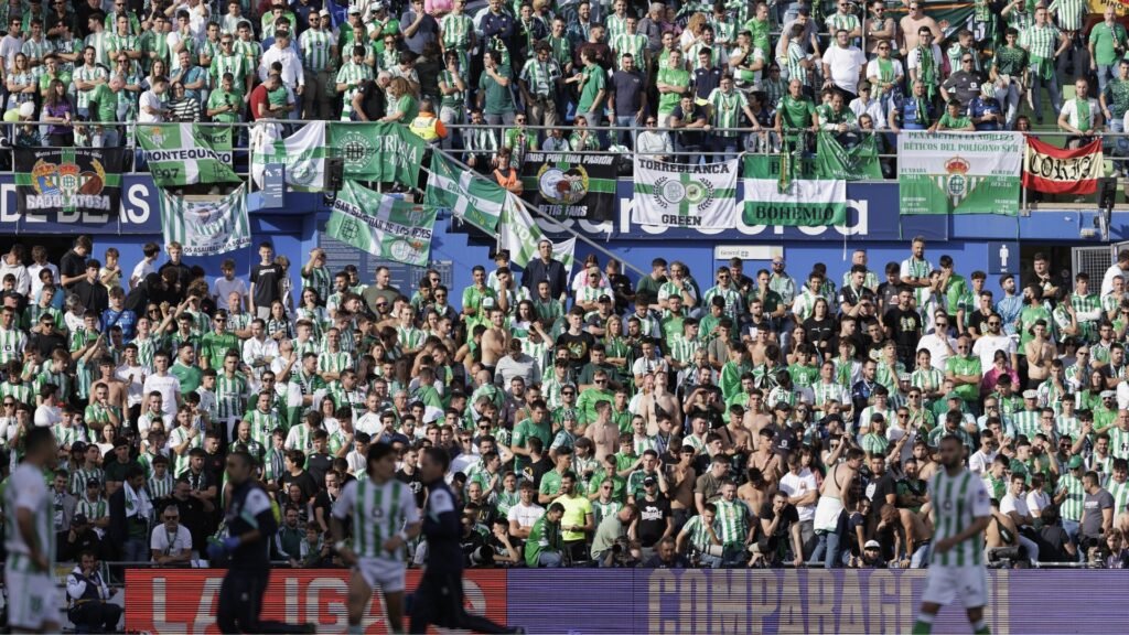 La afición del Betis en uno de los desplazamientos a Balaídos.