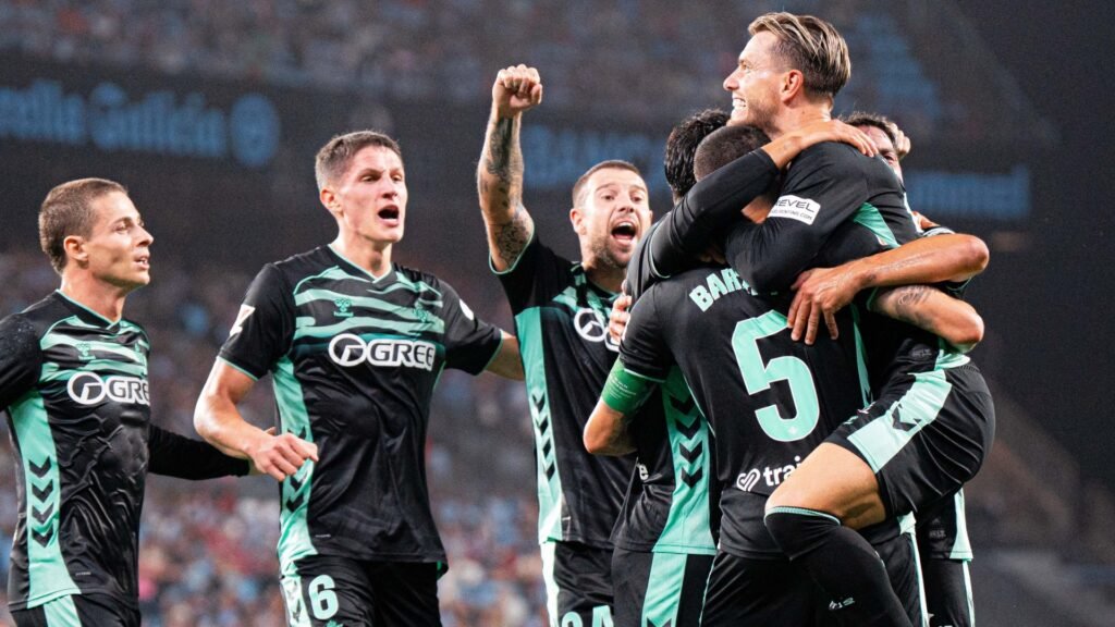 Los jugadores del Betis celebran el tanto en Balaídos.