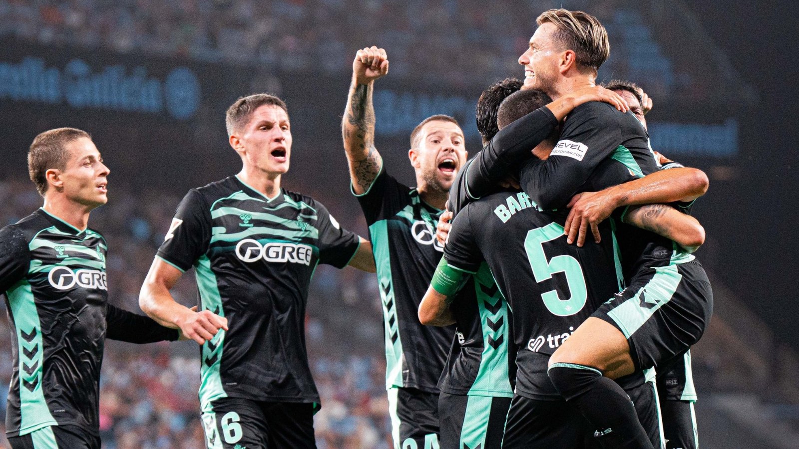Los jugadores del Betis celebran el tanto en Balaídos.