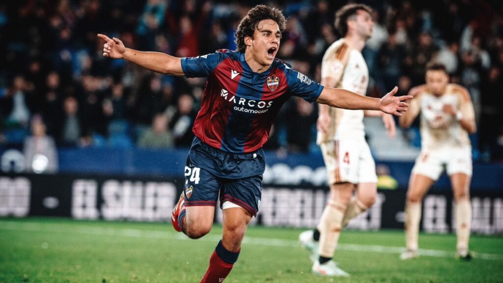 Carlos Álvarez celebra uno de los goles conseguidos con el Levante UD.