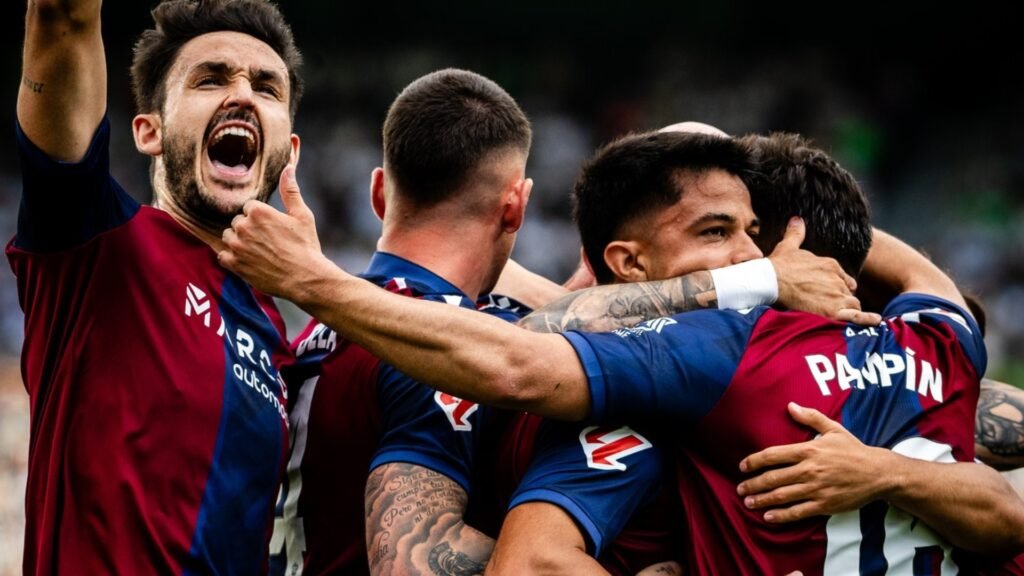 Los jugadores del Levante UD en el último partido en el Martínez Valero en la temporada 24/25.