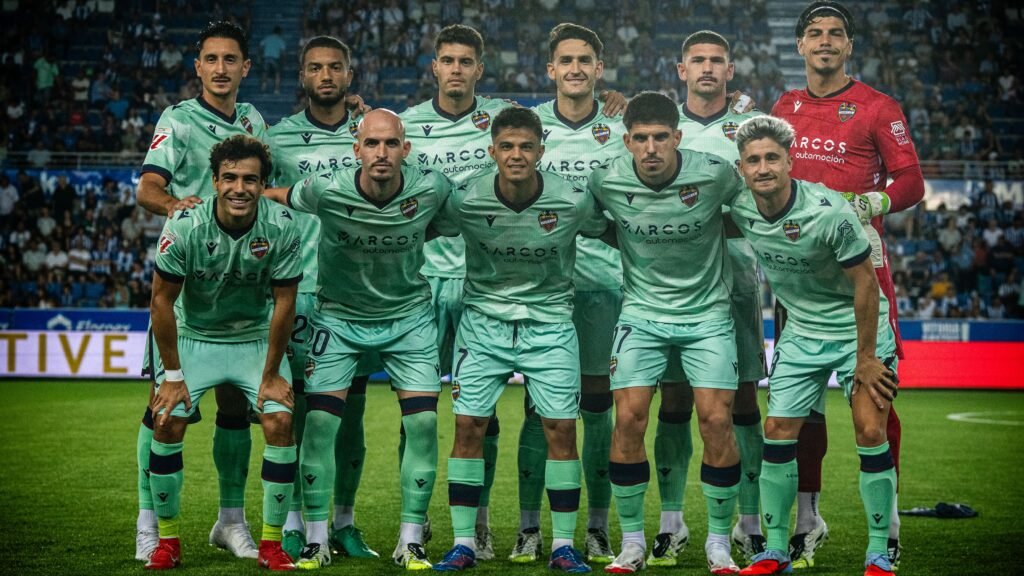 Los jugadores del Levante UD antes del partido frente al Alavés.