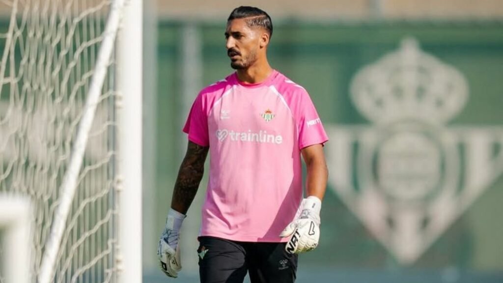 Álvaro Valles, en un entrenamiento con el Real Betis.