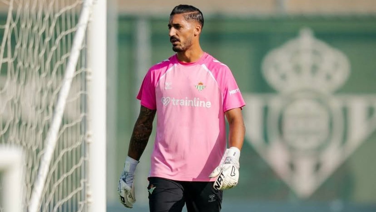 Álvaro Valles, en un entrenamiento con el Real Betis.