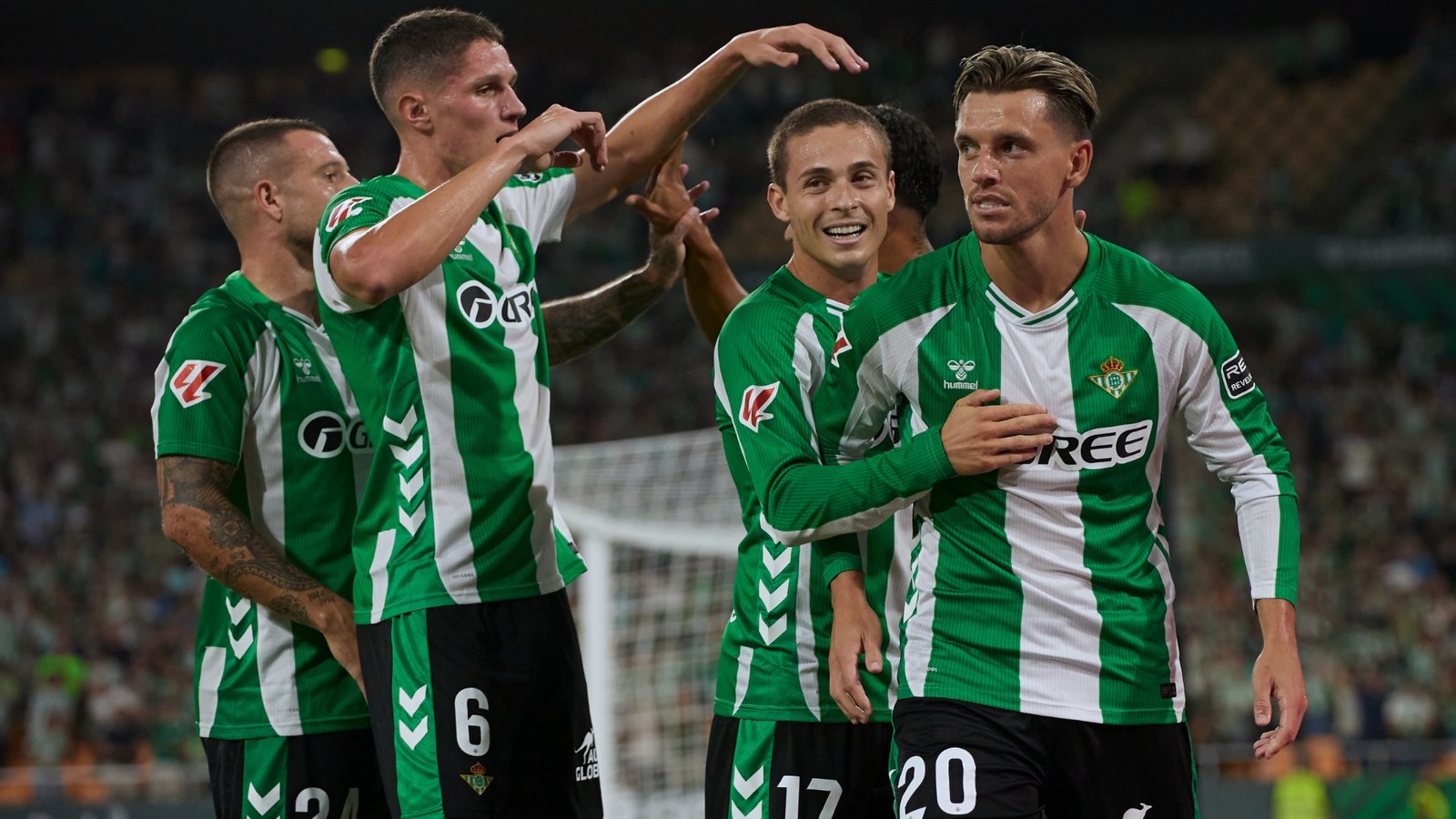 Los jugadores celebran el gol de Lo Celso.