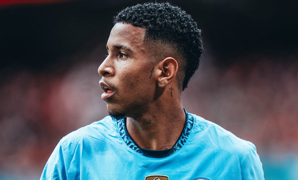 Savinho mirando a la grada