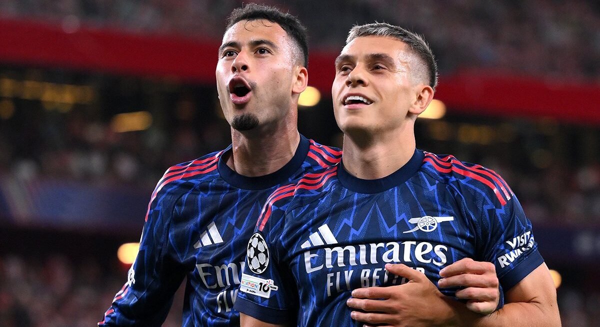 Gabriel Martinelli y Leandro Trossard celebrando