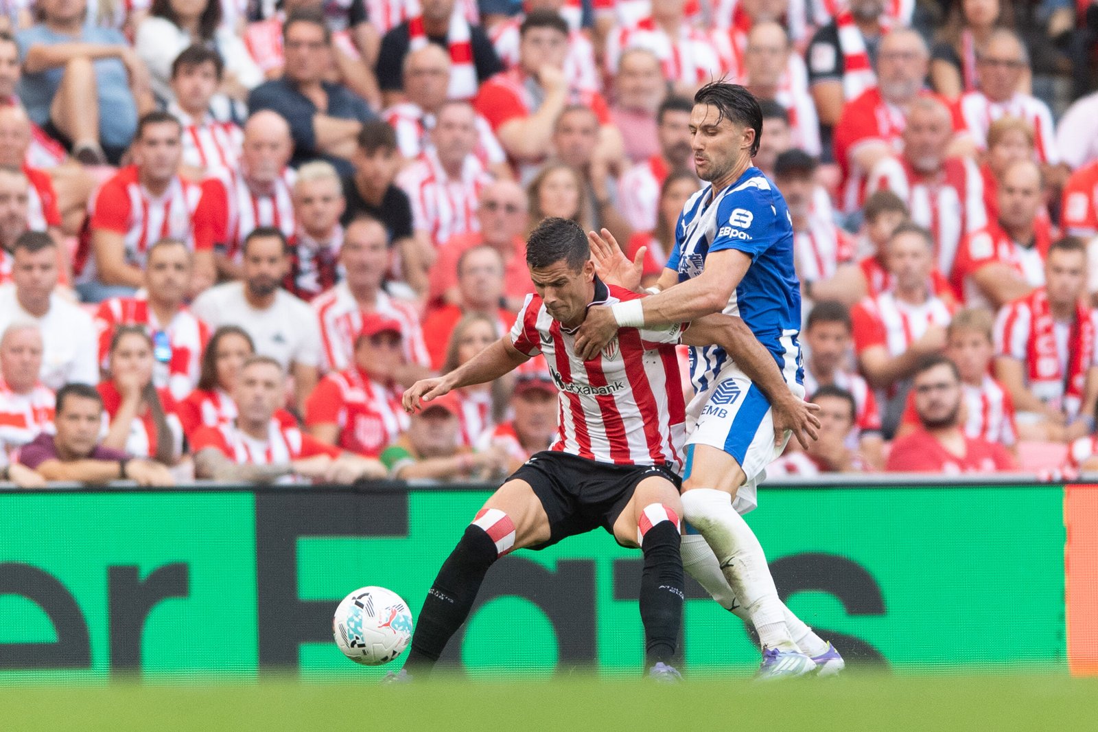 Jugadores de Athletic Club y Deportivo Alavés.
