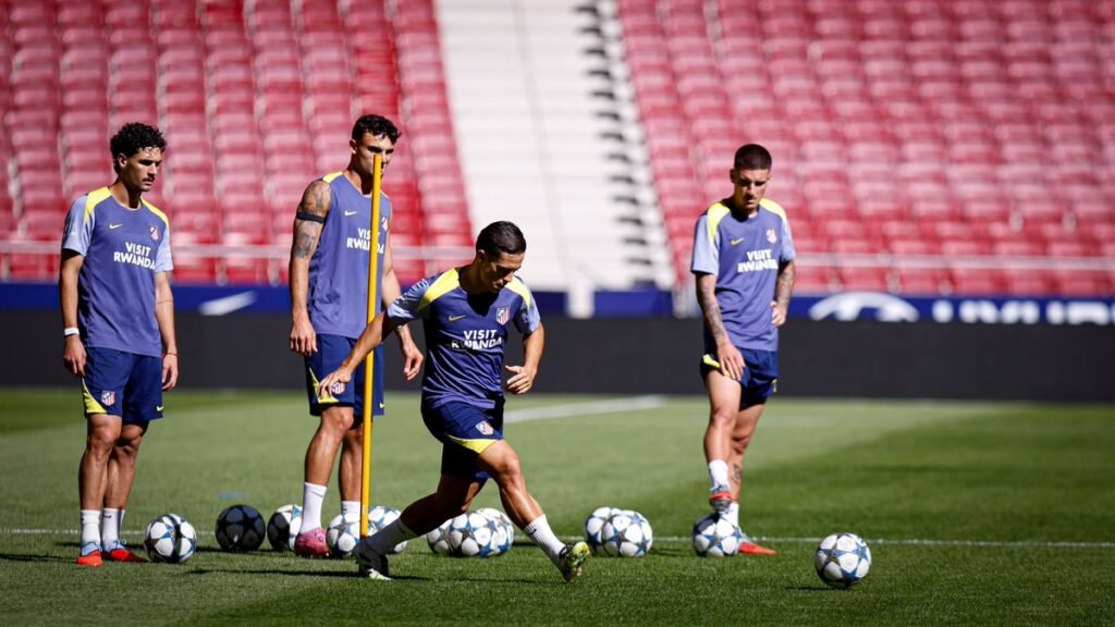 Atlético de Madrid entrenando en el Metropolitano antes de viajar a Anfield