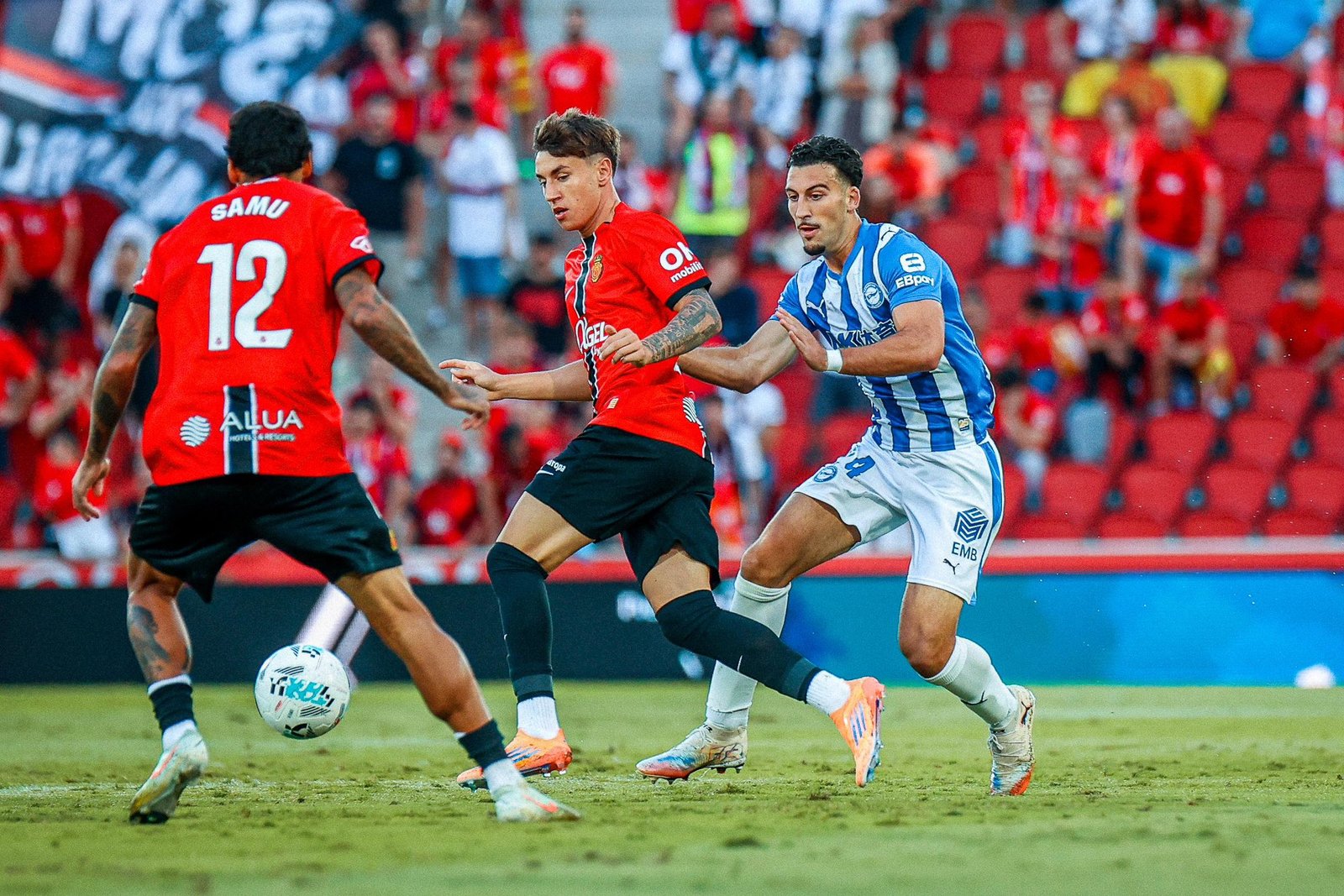 Jugadores del R.C.D Mallorca y Deportivo Alavés.