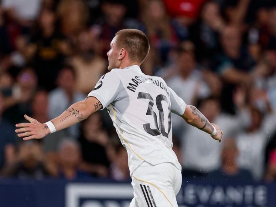 Mastantuono celebrando su primer gol con la camiseta del Real Madrid / Via: X @realmadrid