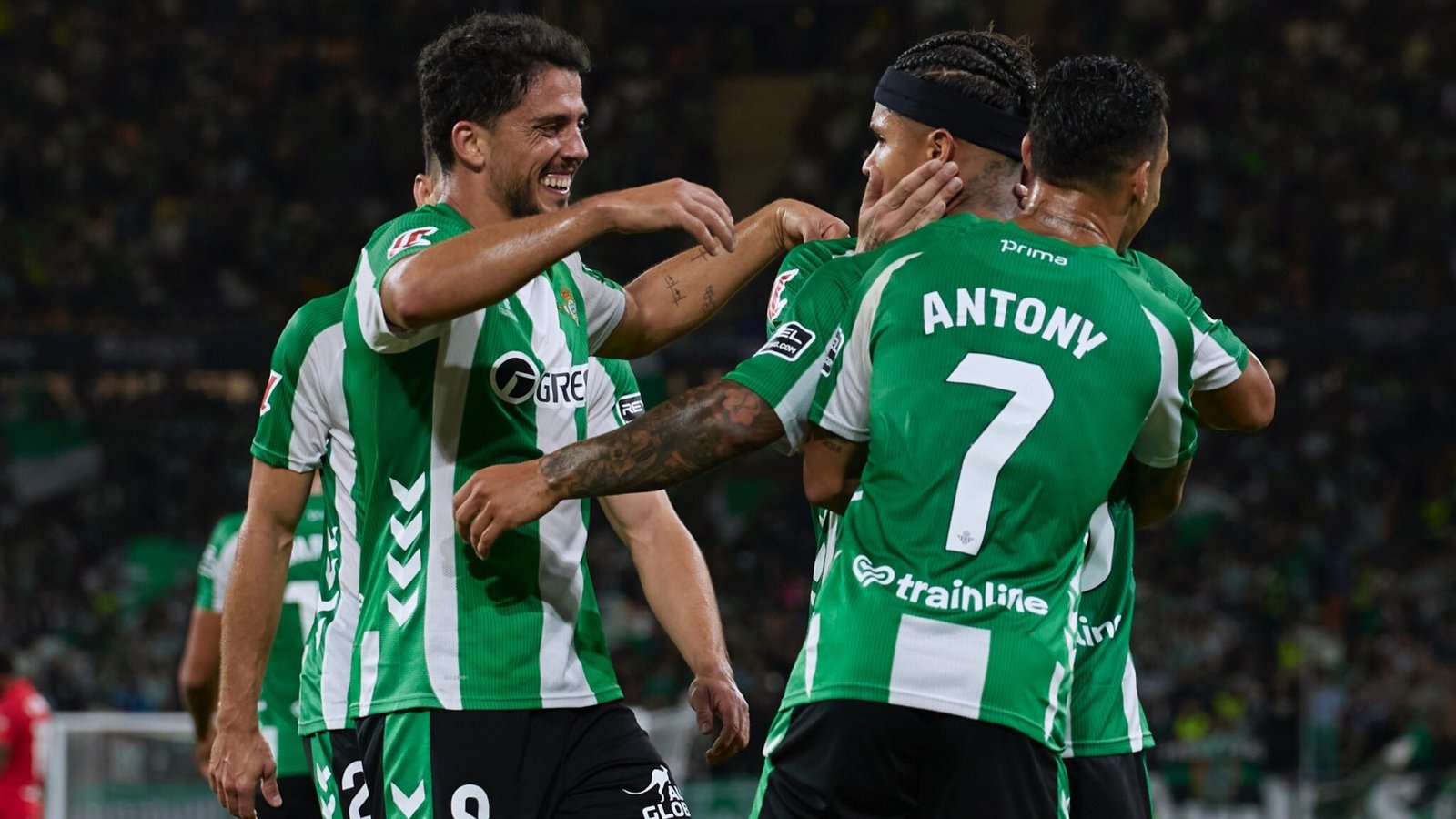 Antony, Pablo Fornals y Cucho Hernández celebran el tanto ante el Osasuna.