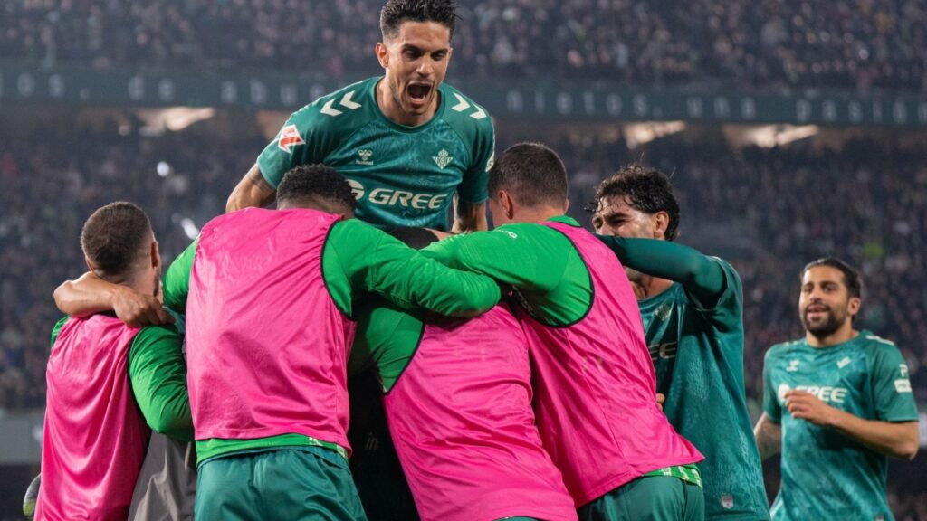 Los jugadores del Betis celebran un gol ante la Real Sociedad en la temporada 24/25.