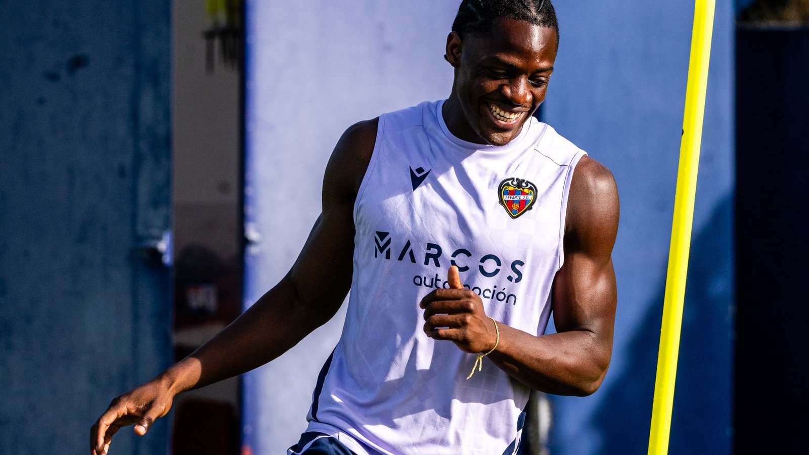 Etta Eyong, en el primer entrenamiento con el Levante UD.