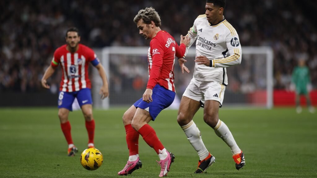 Griezmann y Bellingham, durante un derbi.