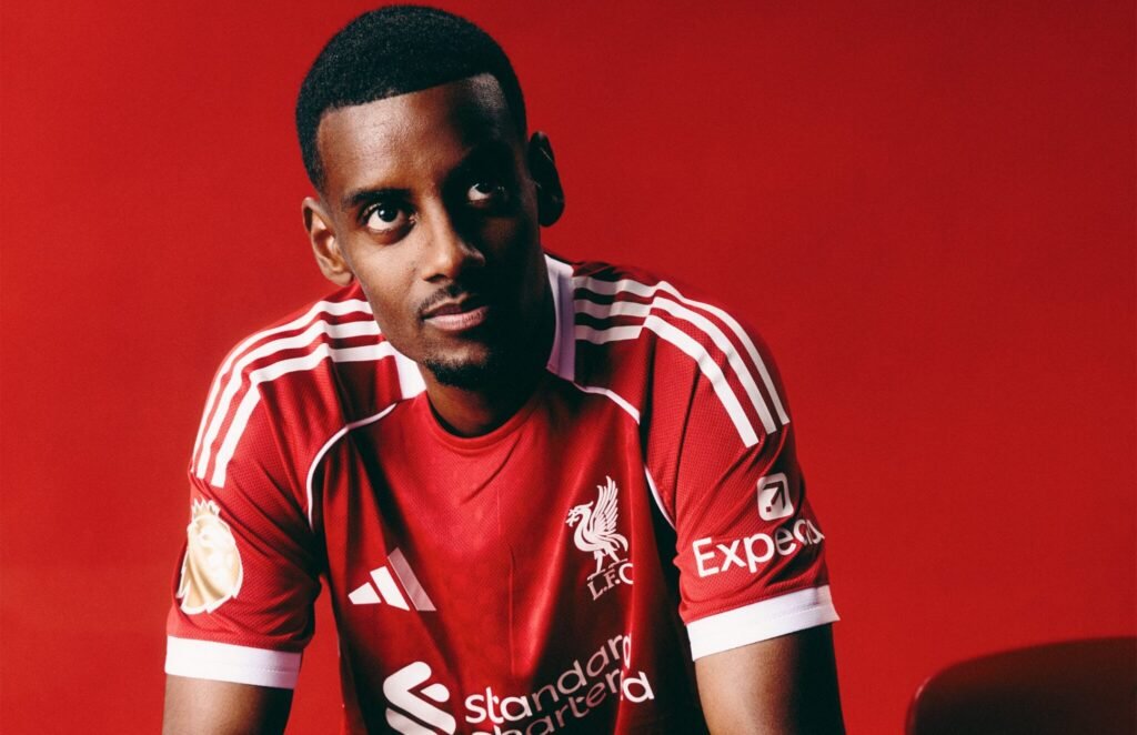 Isak posando con la camiseta del Liverpool