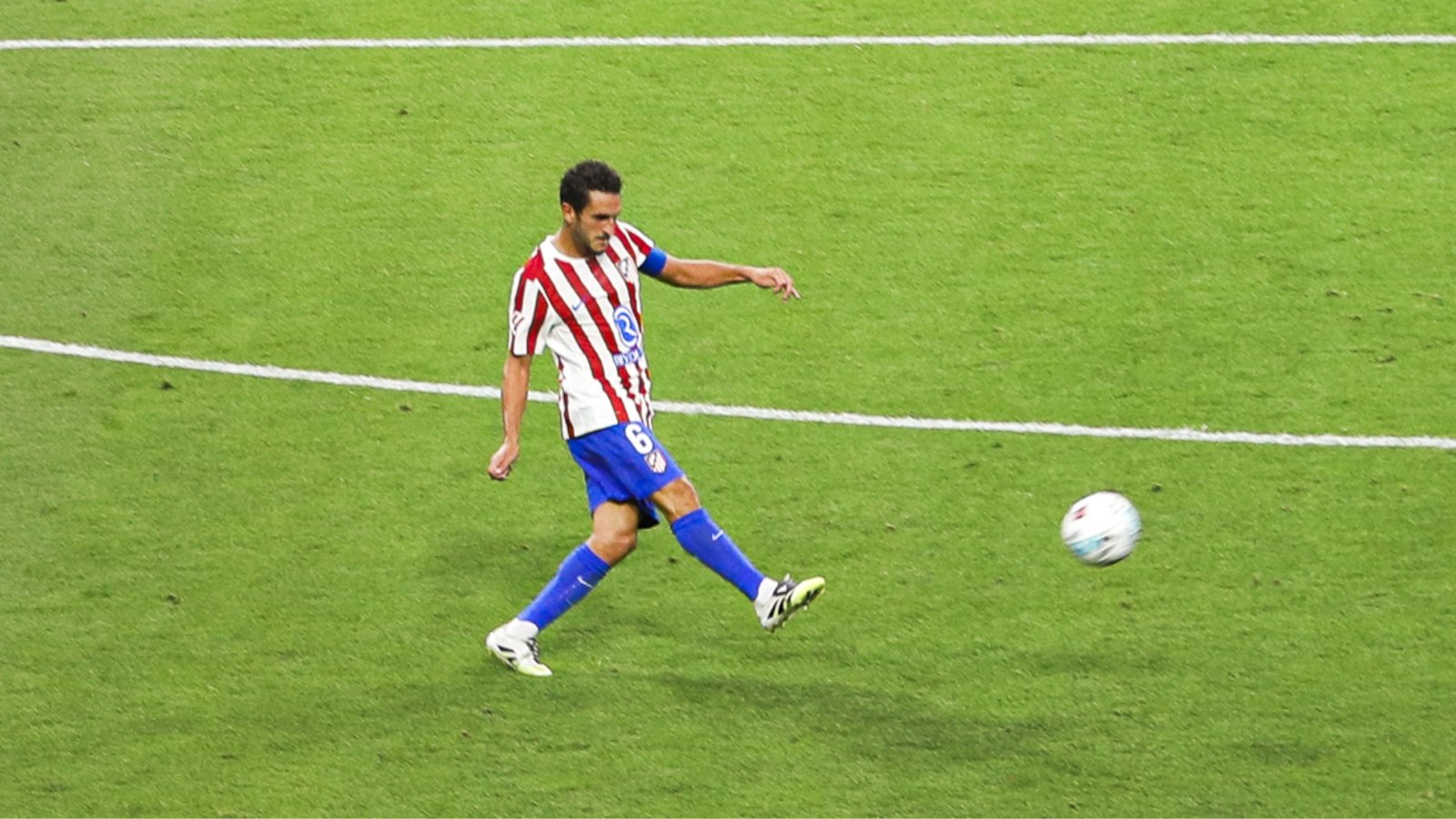 Koke da un pase en el partido frente al Villarreal.