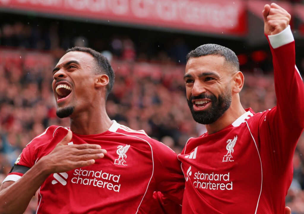 Gravenberch y Salah celebrando