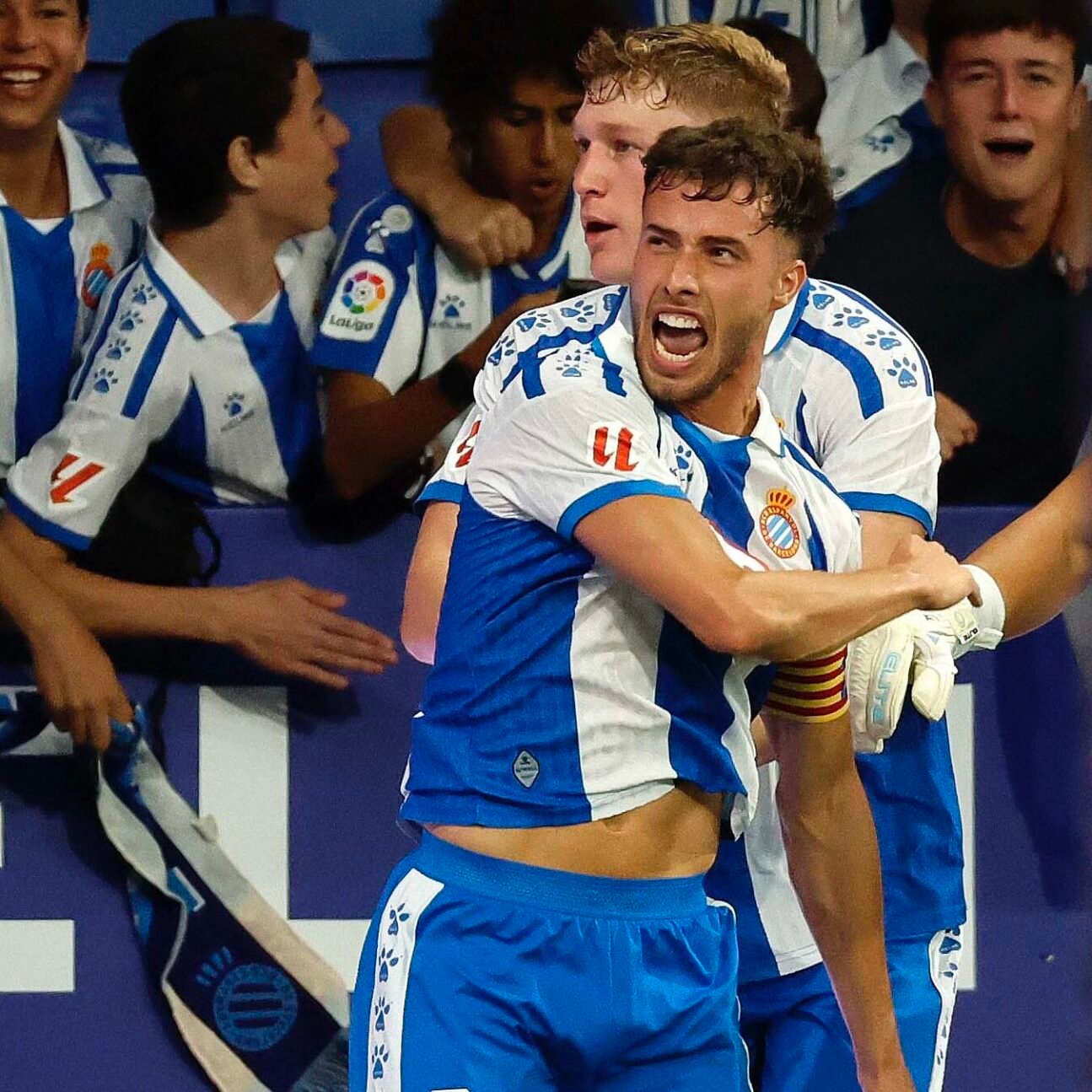 Puado celebrando un gol