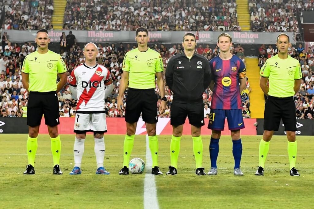 Los capitanes y cuerpo arbitral del encuentro