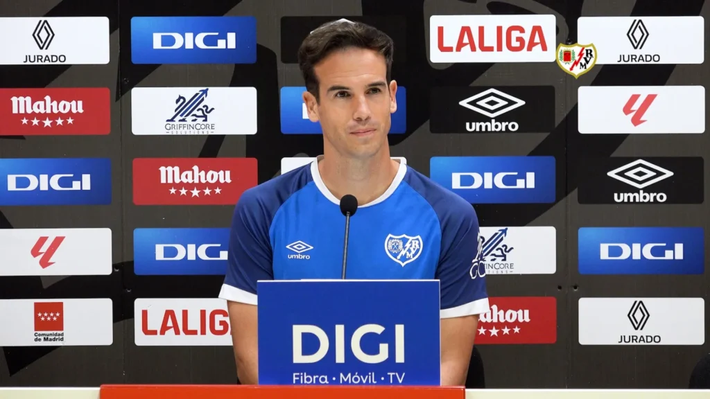 Íñigo Pérez en la rueda de prensa previa al encuentro ante el Levante. Vía: rayovallecano.es