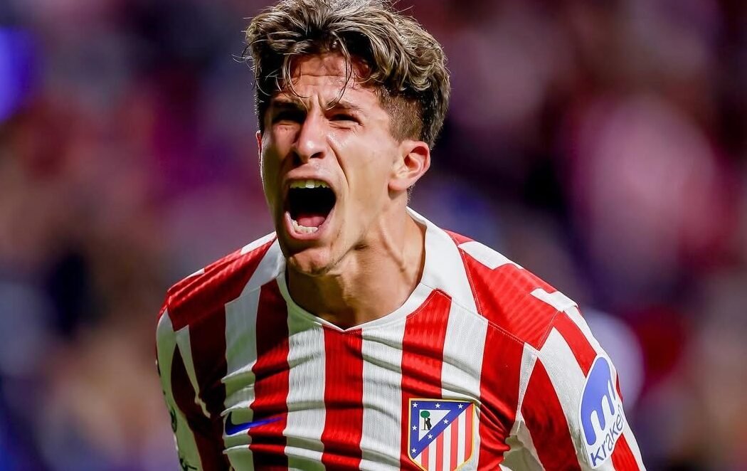 Giuliano Simeone celebra con intensidad un gol del Atlético de Madrid durante un partido en el Metropolitano.
