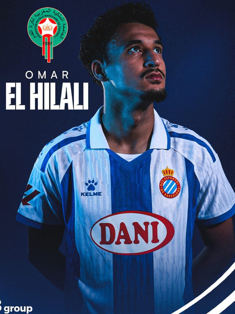 Omar El Hilali posando con la camiseta del RCD Espanyol