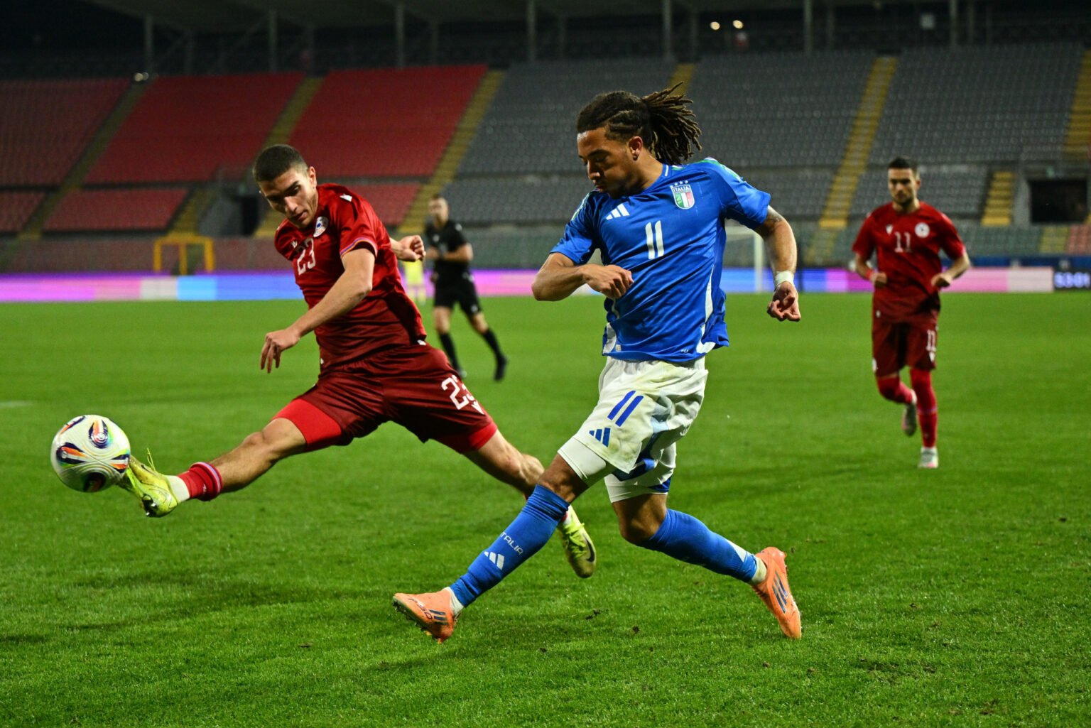 Luca Koleosho jugando con la sub-21 de Italia