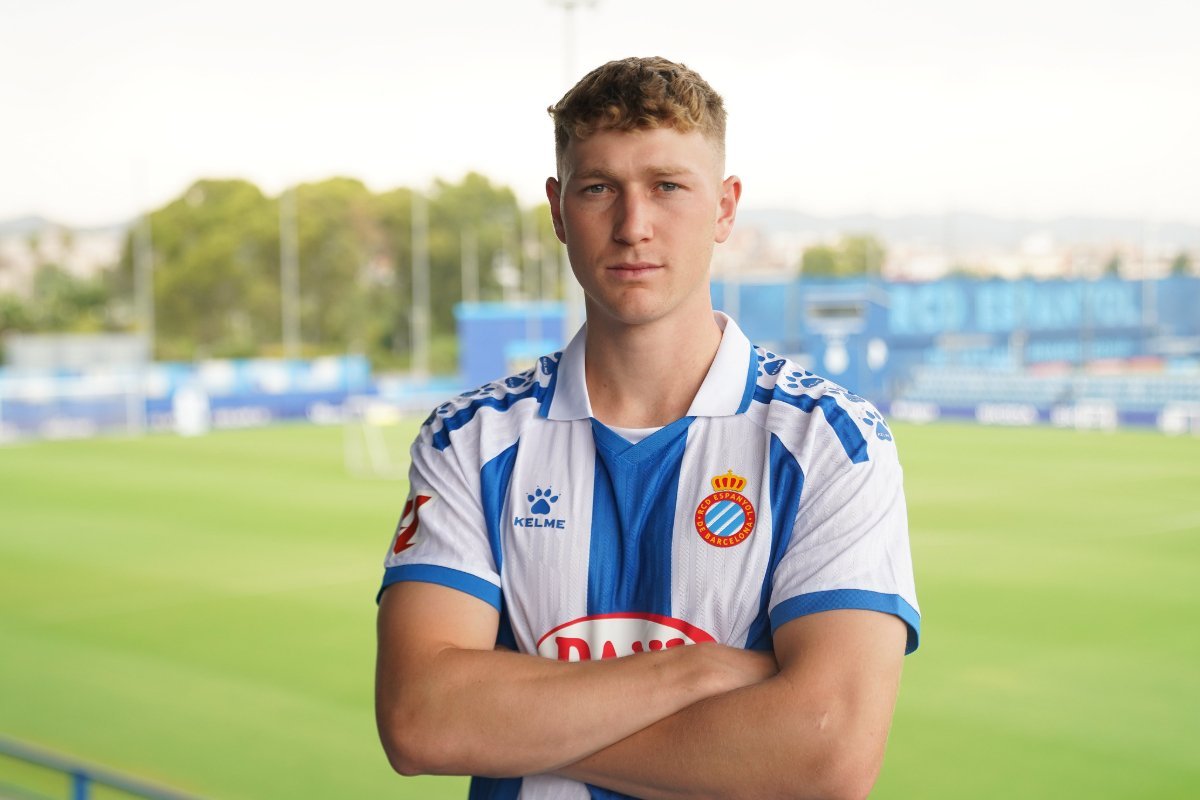 Clemens Riedel posando con la camiseta del RCD Espanyol