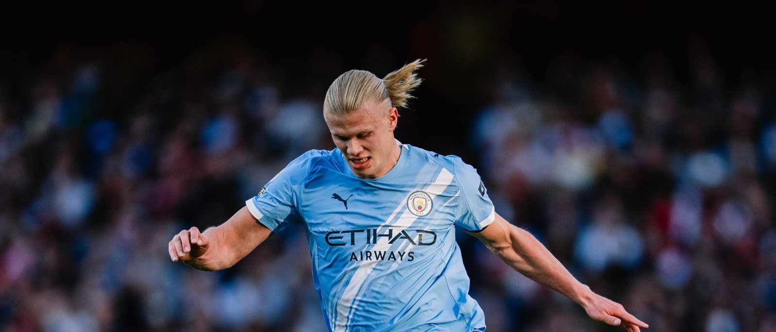 Haaland controlando un balon