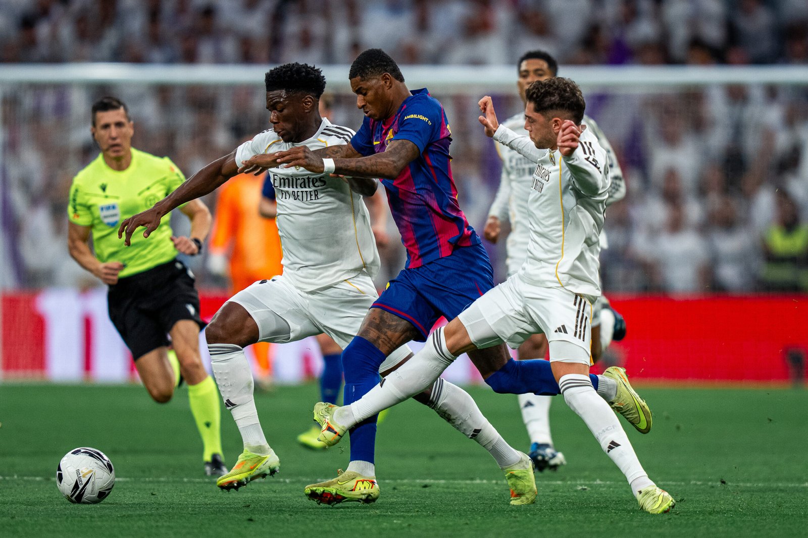 Tchouaméni y Rashford durante el Clásico / Via: X @FCBarcelona