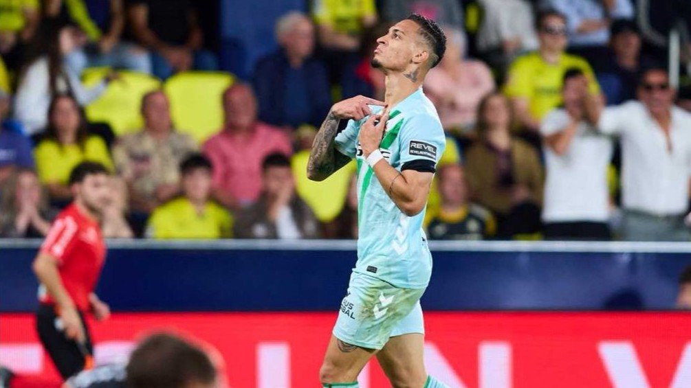 Antony celebra un gol ante el Villarreal.