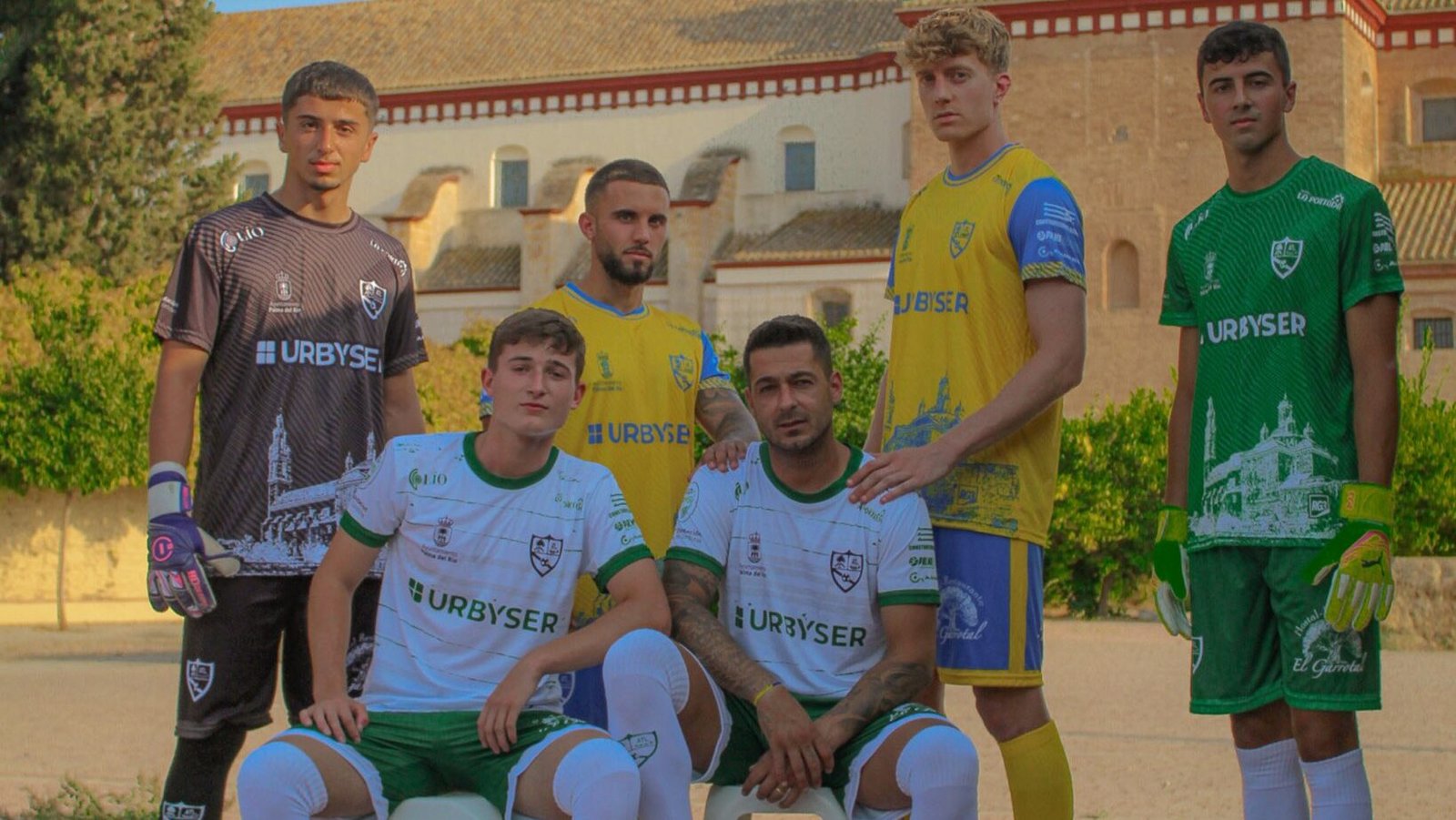 Algunos jugadores del Atlético Palma del Río en la presentación de las camiseta.
