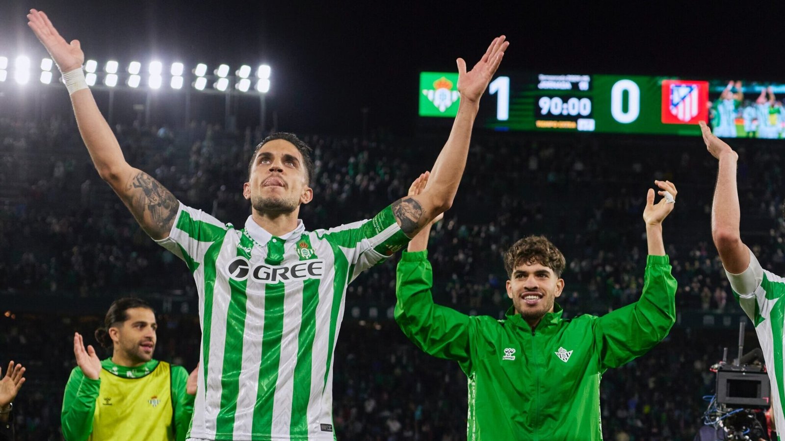Marc Bartra y Abde, durante el último encuentro en el Benito Villamarín ante el Atlético de Madrid.