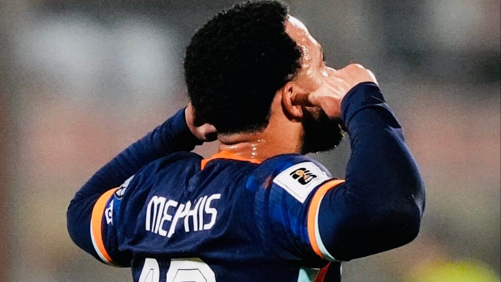 Memphis Depay celebra el tanto con Países Bajos.