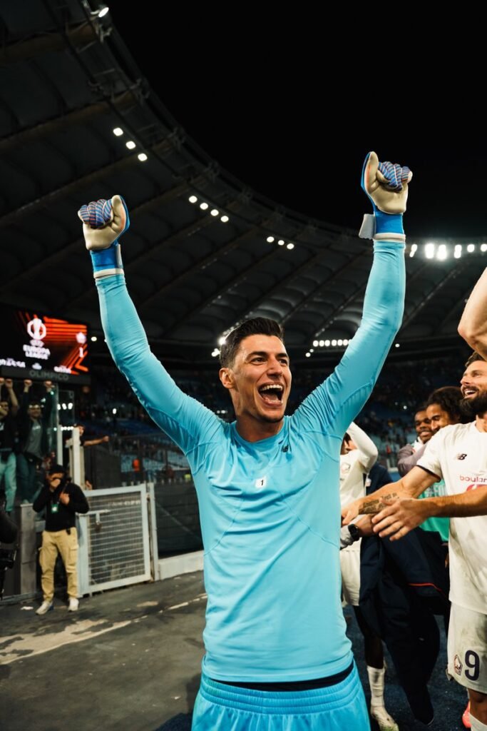 Berke Ozer celebrando