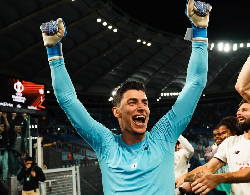 Berke Ozer celebrando