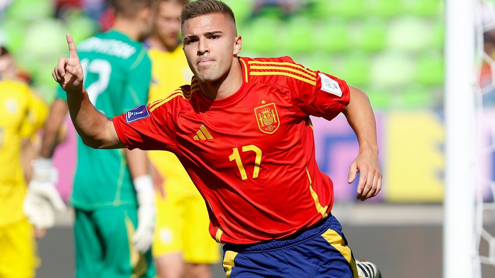 Pablo García celebra el gol de España frente a Ucrania.