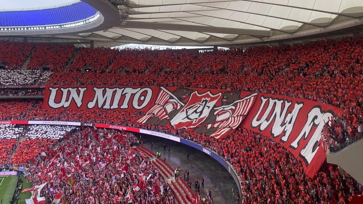 El tifo del Riyadh Air Metropolitano durante el derbi de septiembre de 2025.