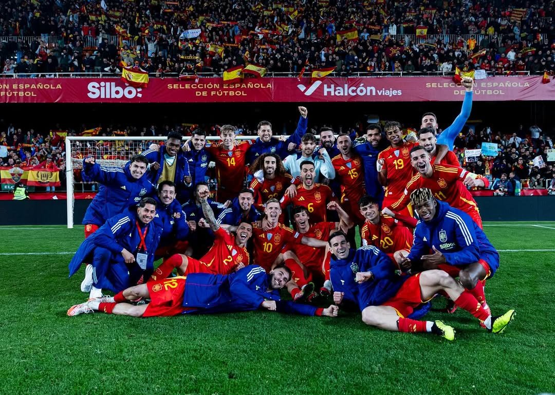 La selección española celebrando