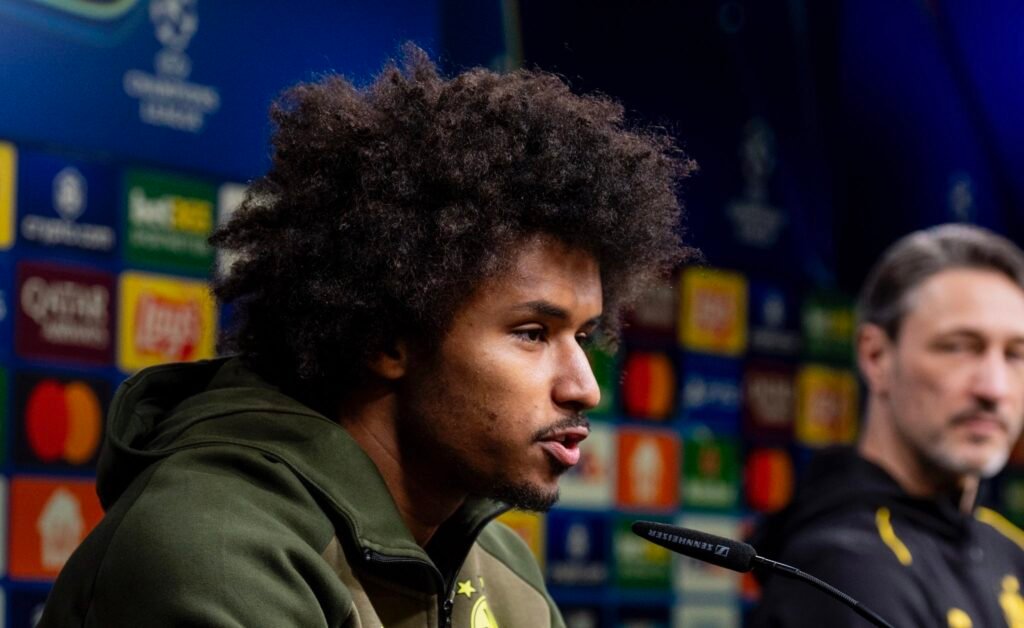 Adeyemi en rueda de prensa