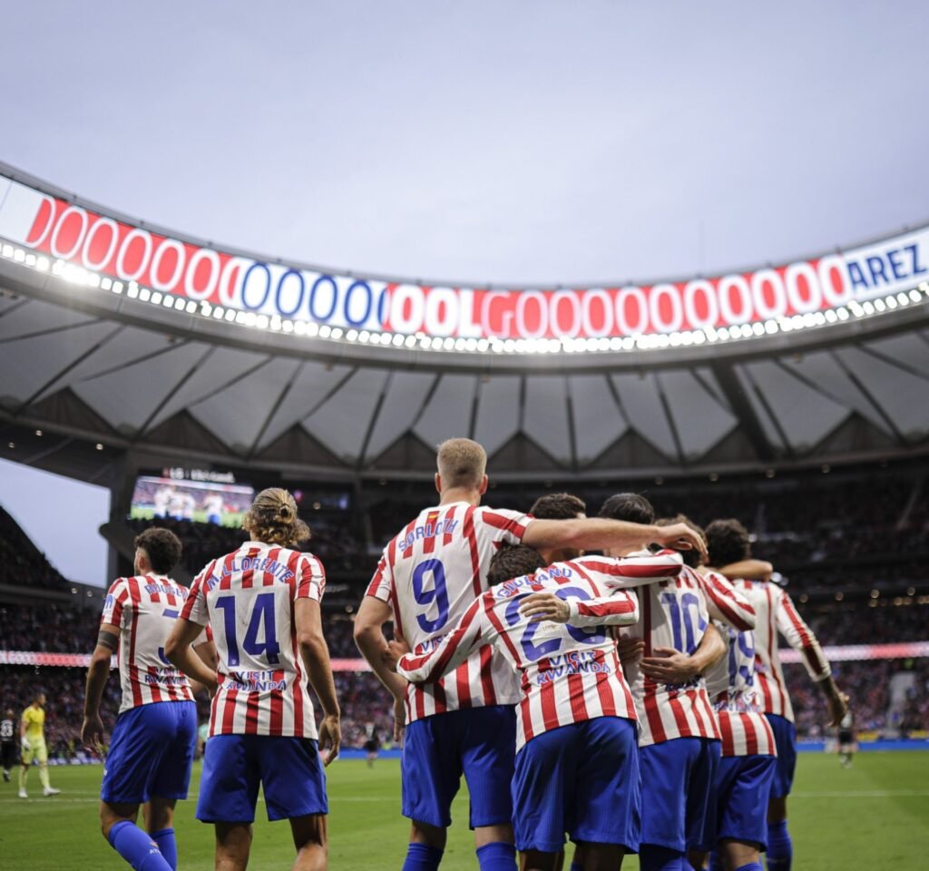 Los jugadores del Atlético celebran un tanto en el Metropolitano, donde buscarán prolongar su racha europea. / Vía: @atleticodemadrid