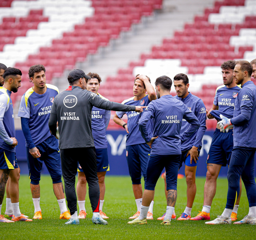 Diego Pablo Simeone conversa con sus jugadores durante el último entrenamiento del Atlético de Madrid en el Cívitas Metropolitano antes del partido ante el Sevilla./ Vía: @atleticodemadrid