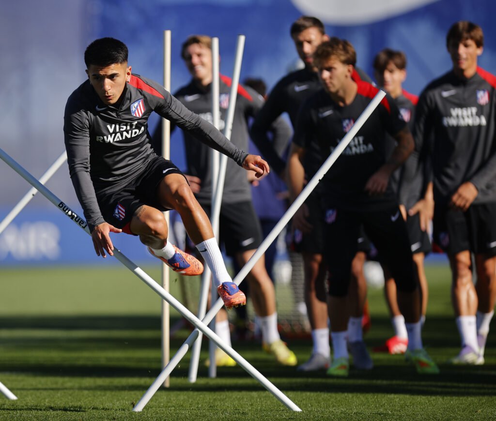 Thiago Almada entrenando en el Cerro del Espino antes del partido de Champions