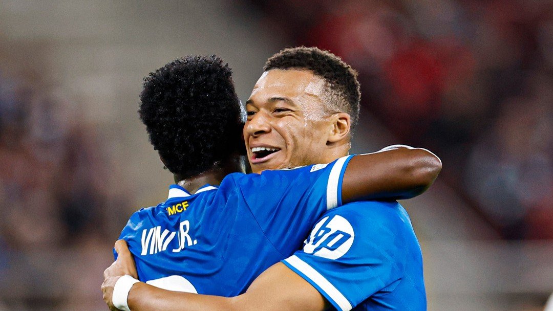 Mbappé celebrando con Vini / Vía @realmadrid