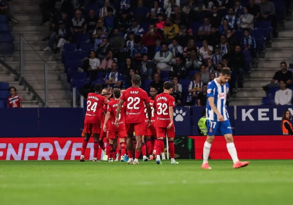 Sevilla celebrando un gol en el RCDE Estadium