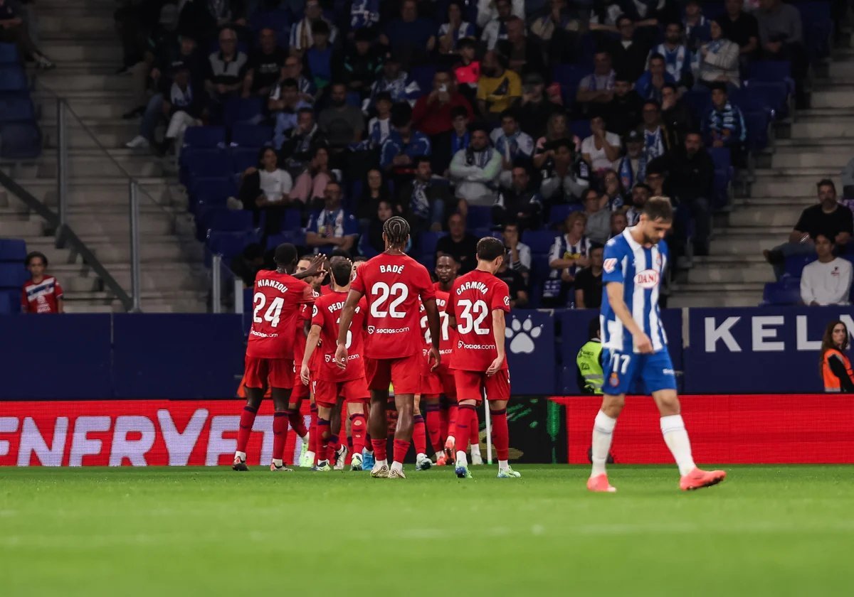 Sevilla celebrando un gol en el RCDE Estadium